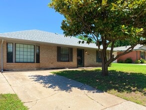 Building Photo - 701 Scott Dr