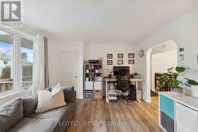 Building Photo - 2427 Ave du Chasseur