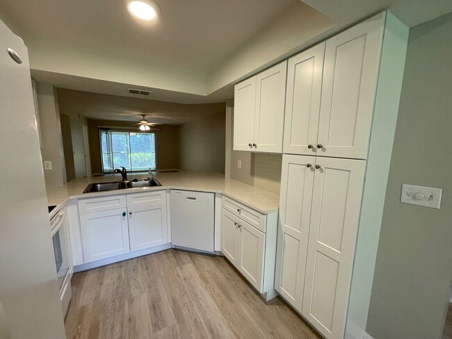Foto del edificio - ANNUAL RENTAL - PINE HAVEN-2 BED/2 BATH --...