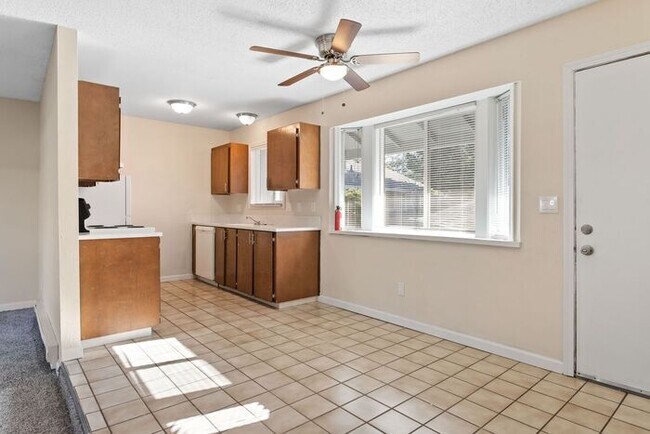 Building Photo - 2x1 unit with washer and dryer! 1st Month rent free!