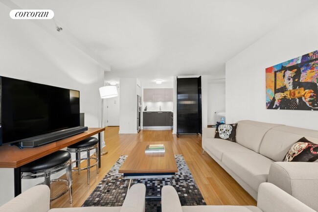 Building Photo - 505 W 47th St