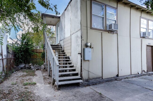 Building Photo - 906 1/2-902 Panama St
