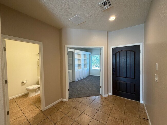 Foto del edificio - 4 Bedroom + Office Home Available Near Loma Colorado Blvd NE & Broadmoor Blvd NE in Rio Rancho!