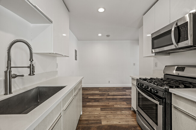 Foto del edificio - 2730 Raymond Ave.