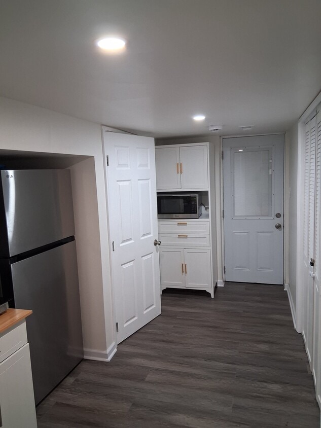 Foto del edificio - 7012 Warfield Rd