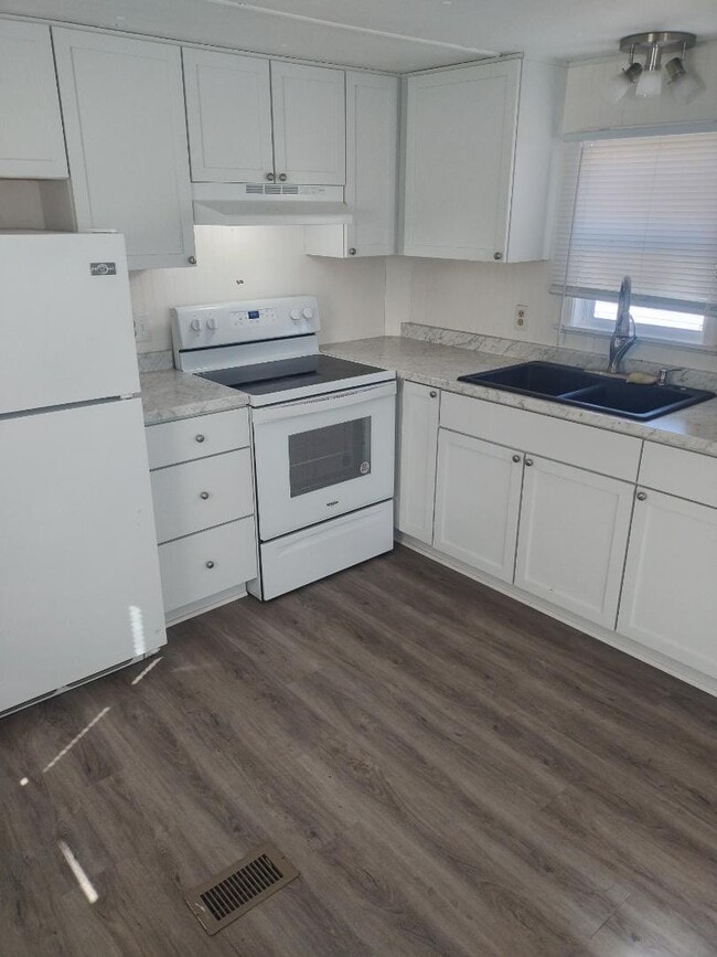 Foto del edificio - 11285 E Pleasant Lake Rd