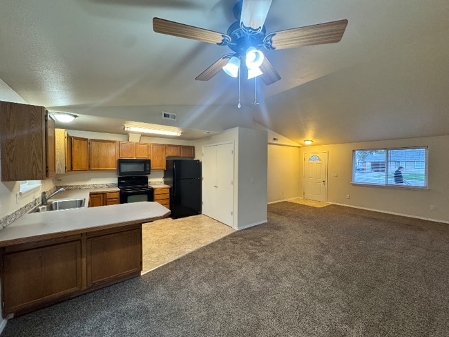 Foto del edificio - 3143 Lupine St