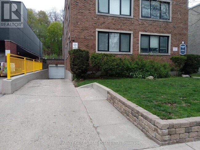 Photo du bâtiment - 464-464 Summerhill Ave