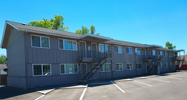 Building Photo - (964) 1 Bedroom / 1 Bathroom - Under New Management!