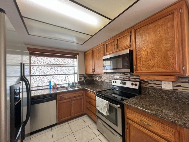 Building Photo - Beautiful 2 story home in Escondido