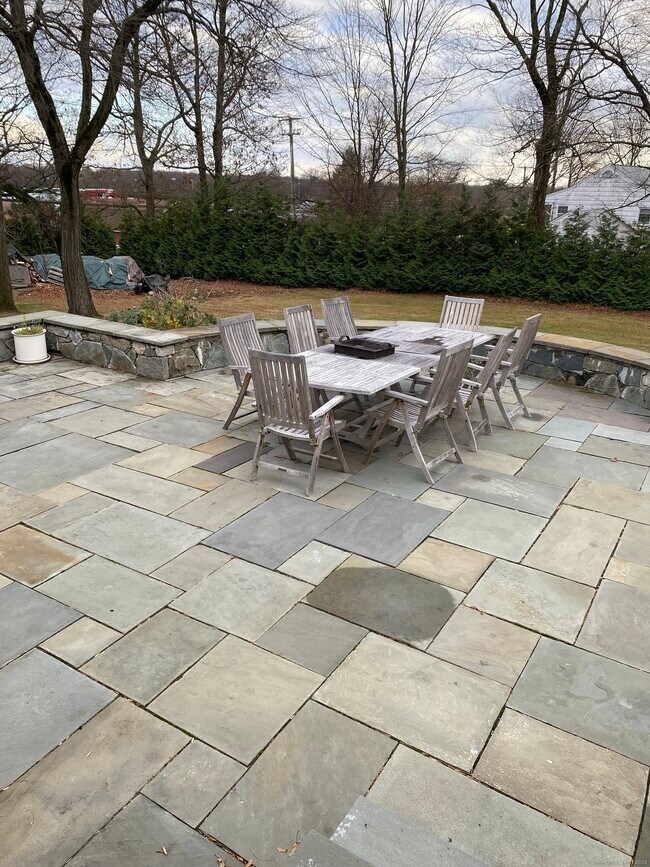 Building Photo - 5 Meadow Wood Rd