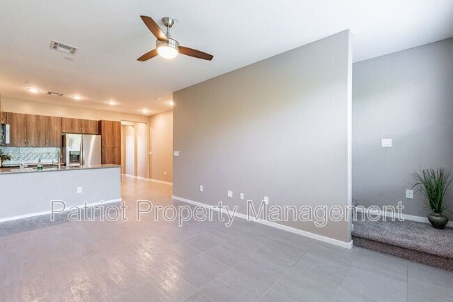 Building Photo - 2334 E Huntington Dr