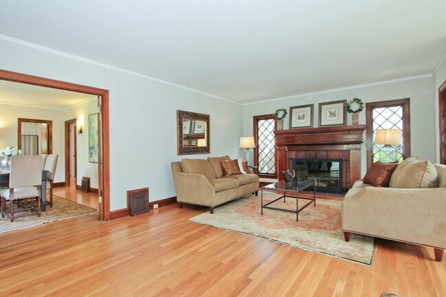 Building Photo - 1621 Portola Ave