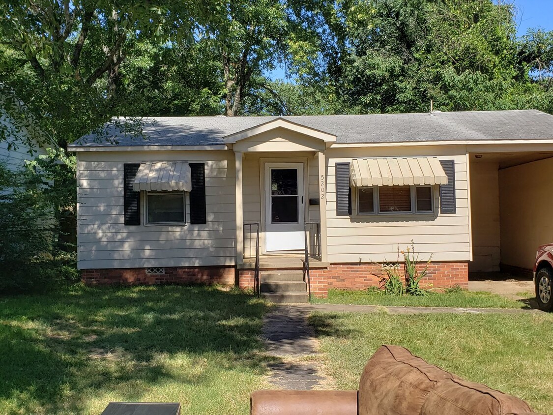 Primary Photo - 2 Bedroom 1 bathroom. Fence Yard