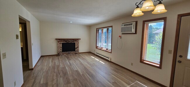 Foto del edificio - 842 Hemlock Dr