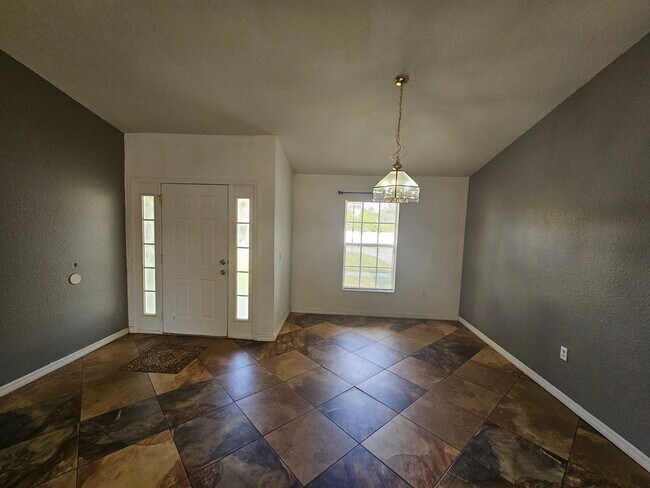 Building Photo - BEAUTIFUL 3 BED / 2 / BATH /2 CAR GARAGE (...