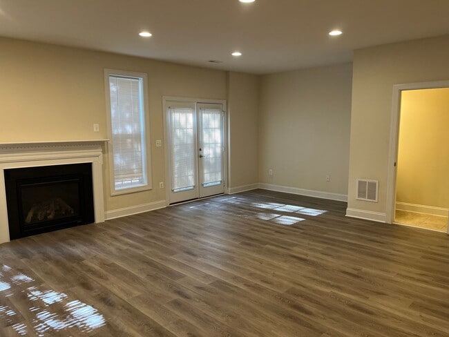 Building Photo - Large Townhouse In Haymarket