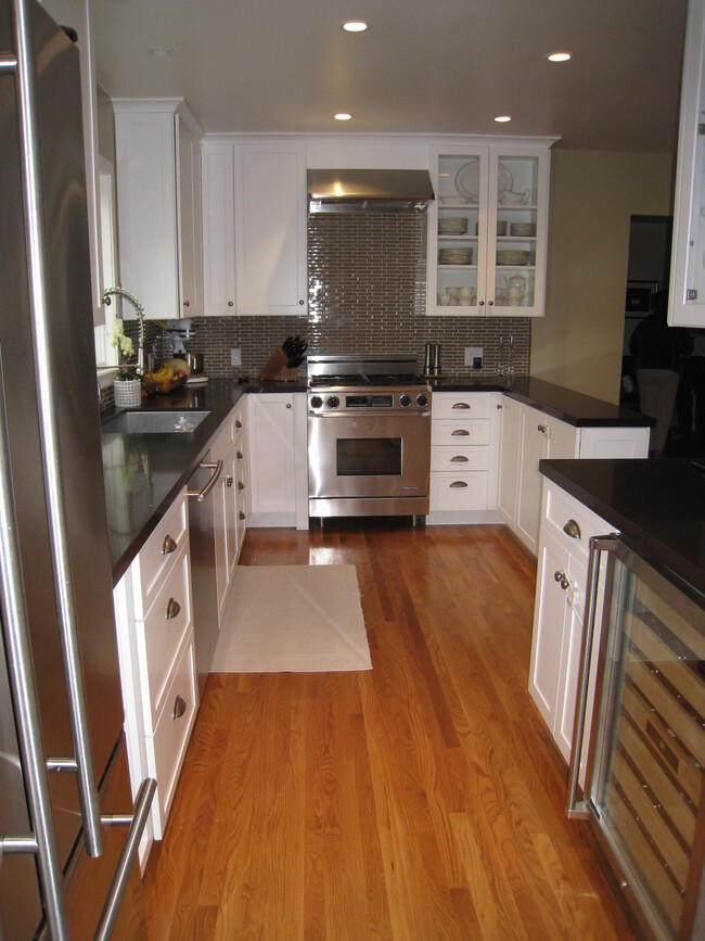 Gourmet kitchen w wine fridge - 2542 Kelton Ave