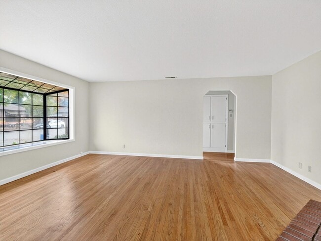 Foto del edificio - Single level home, convenient, charming neighborhood