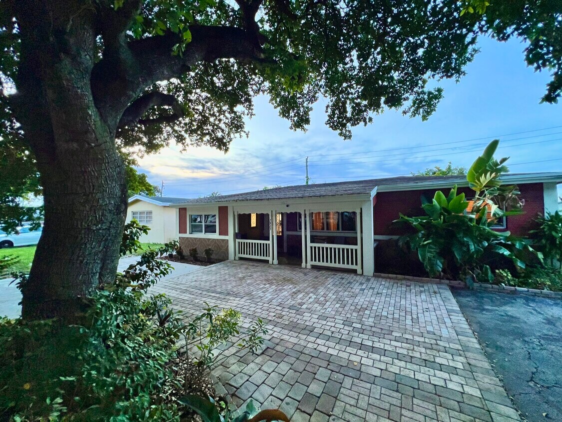 Foto principal - 7825 Miramar Pkwy