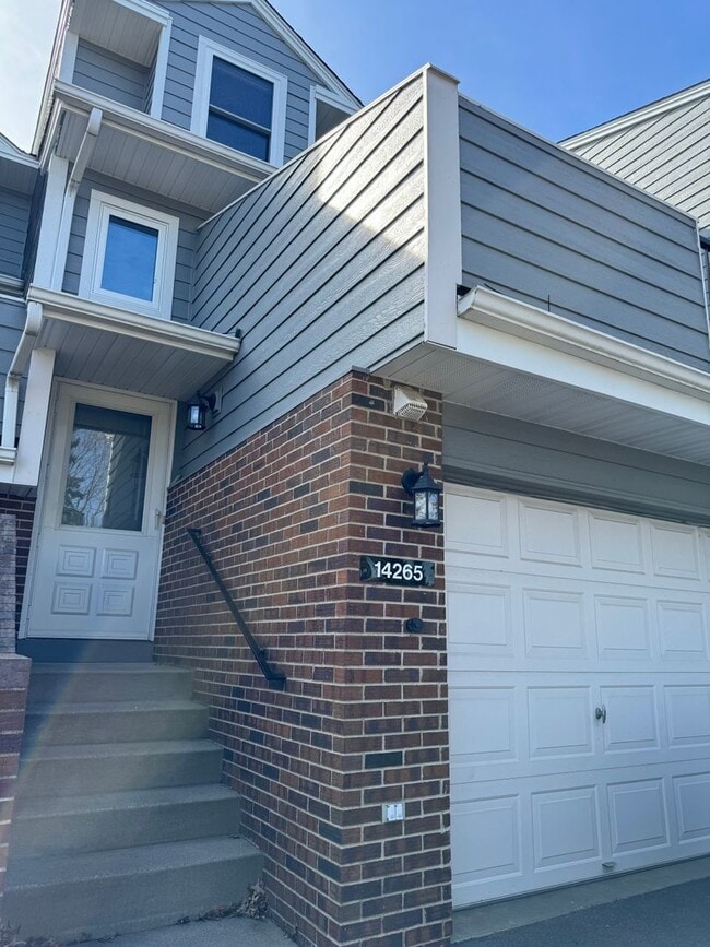 Building Photo - 2 Bed/1.5 Bath Updated Townhouse- Great Lo...
