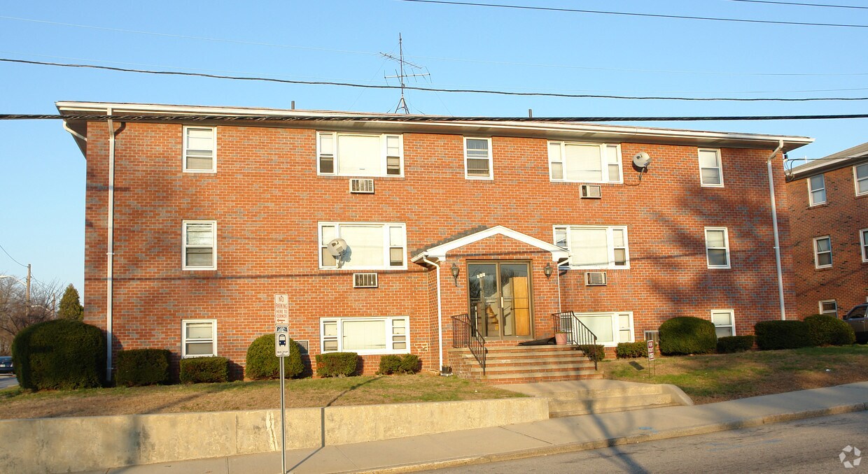 Building Photo - 777-787 Admiral St
