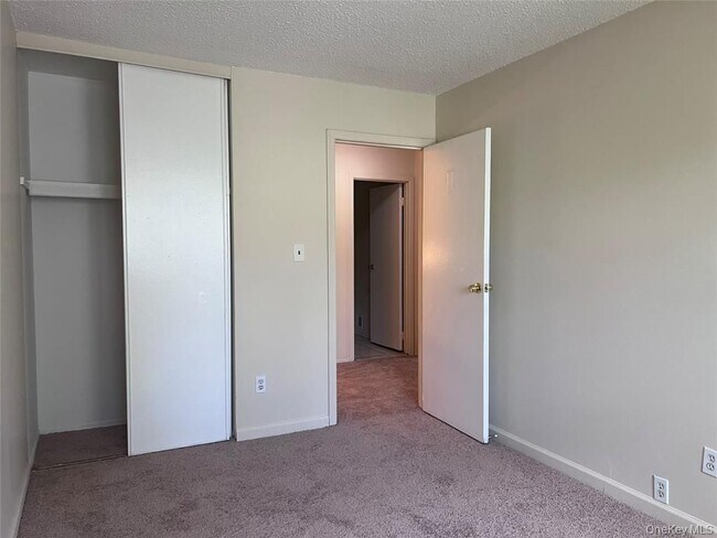 Foto del edificio - 200 Springmeadow Dr