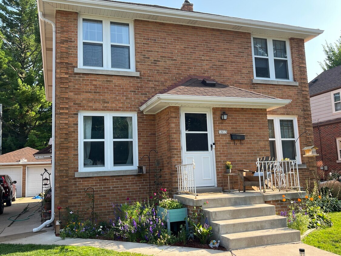 1813 E Norwich Ave Unit Lower, Saint Francis, WI 53235 Apartments in