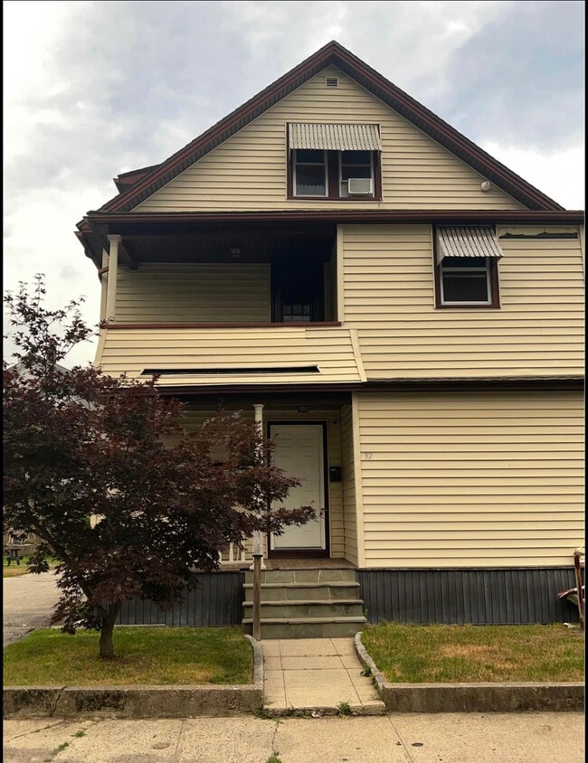 Building Photo - 32 Pleasant St