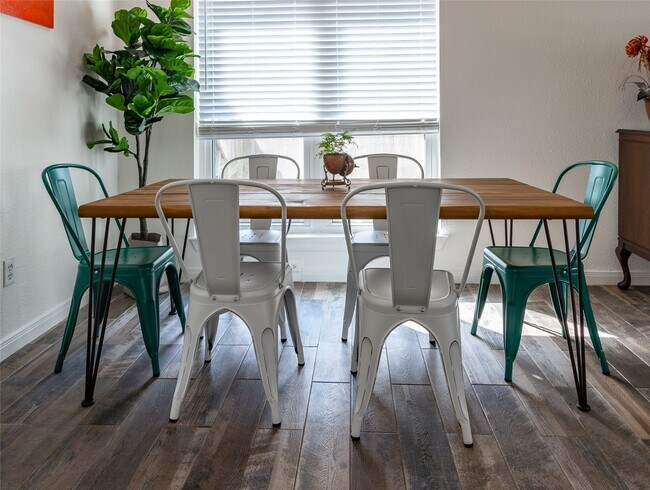 Foto del edificio - 718 Regency Ct