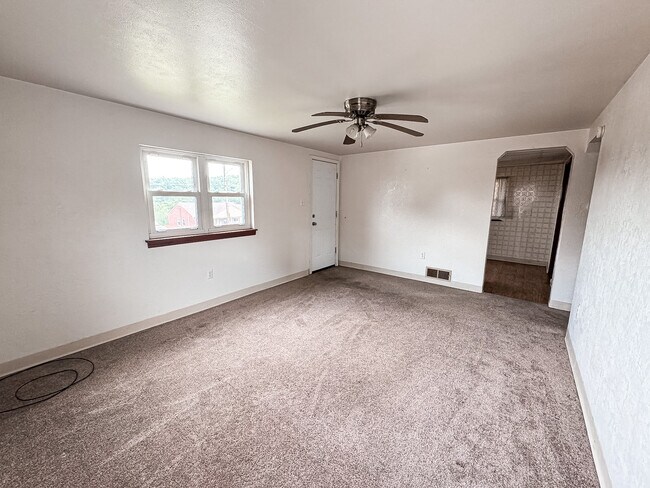 Building Photo - 125 Delrose Dr