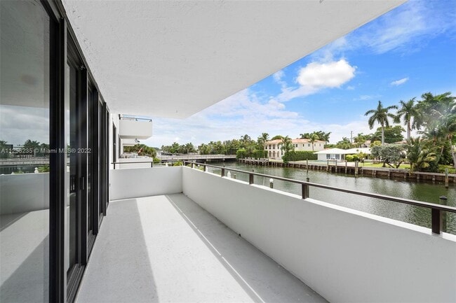 Building Photo - 9660 W Bay Harbor Dr