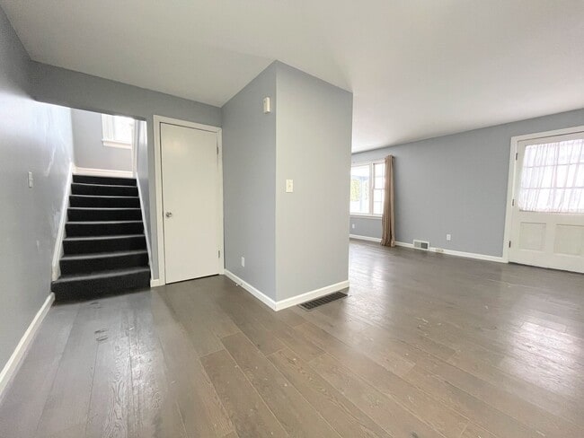 Building Photo - Comfortable 2-Bed Plus Den Home Available in Tonawanda