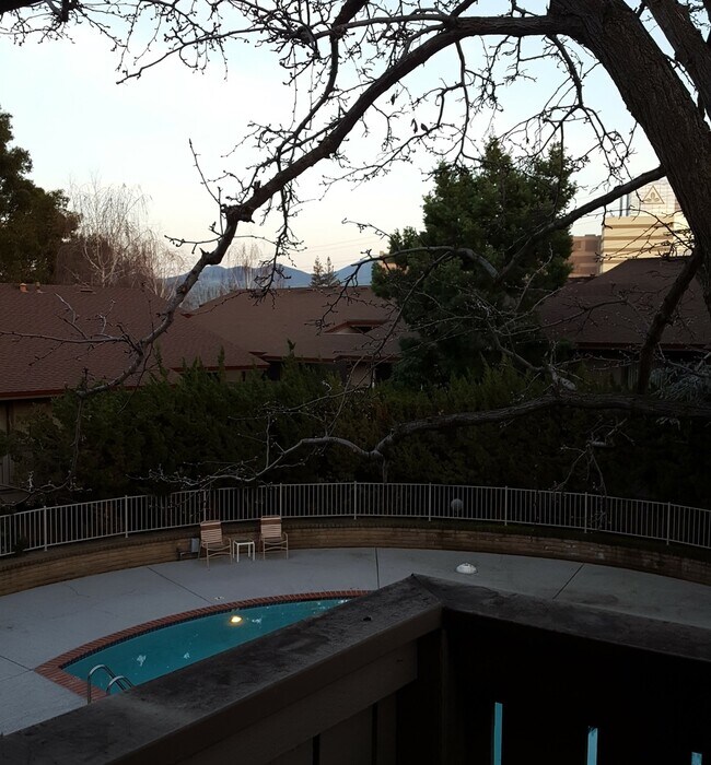 Building Photo - Location, Location! Easy Living in Walnut Creek near Heather Farms/John Muir