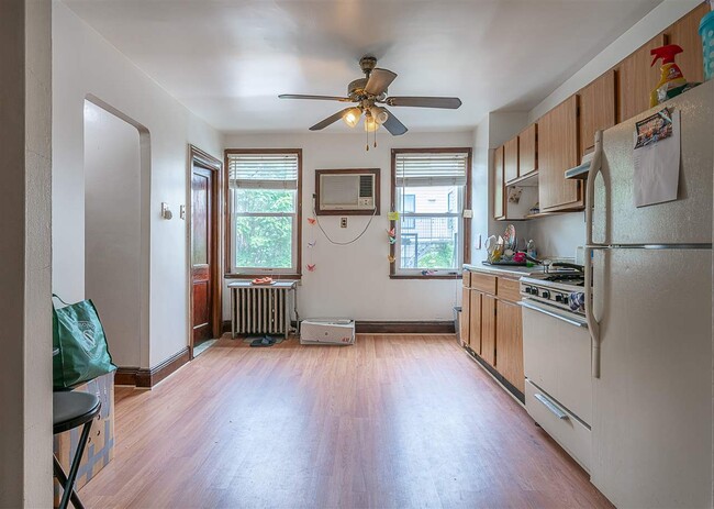 Building Photo - 206 5th St