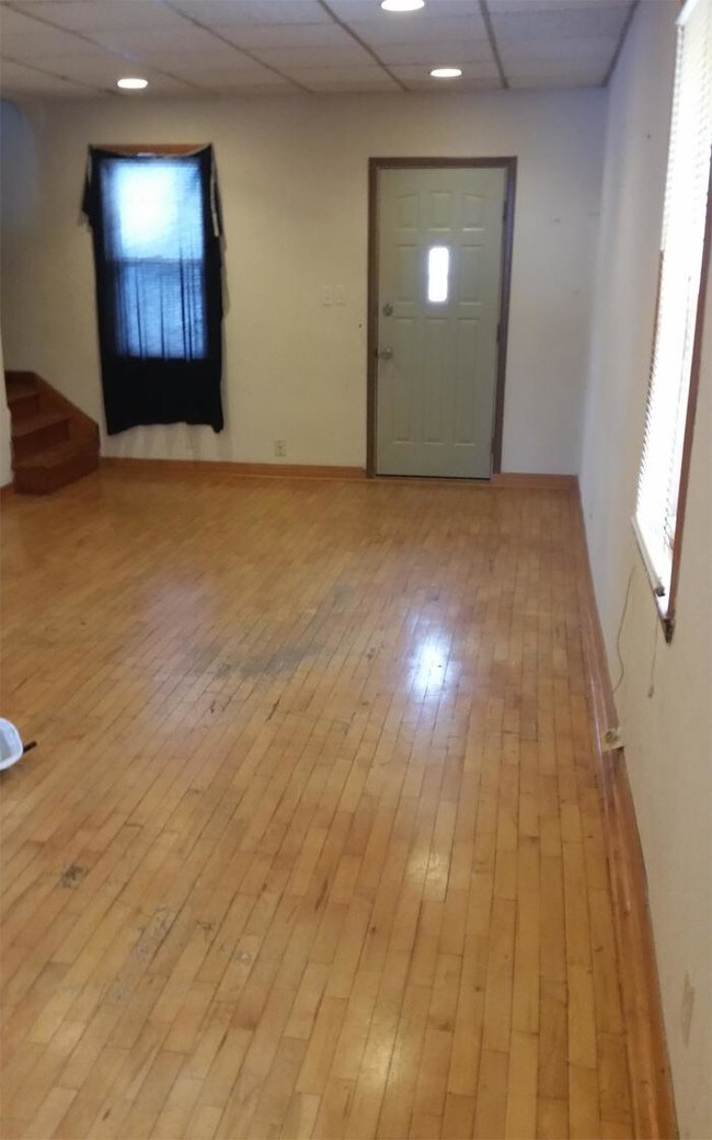 Building Photo - Inviting 2 Bedroom-Menasha