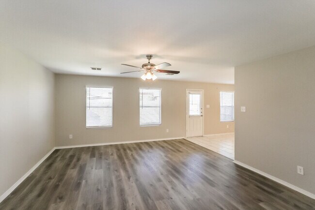 Foto del edificio - 6945 Meadow Way Ln