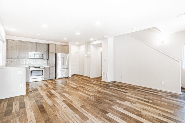 Building Photo - Modern 3BD, 3BA TownHouse in Midtown with ...