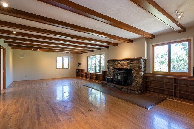 Building Photo - Large Home on 1 Acre Lot Near Christus St....