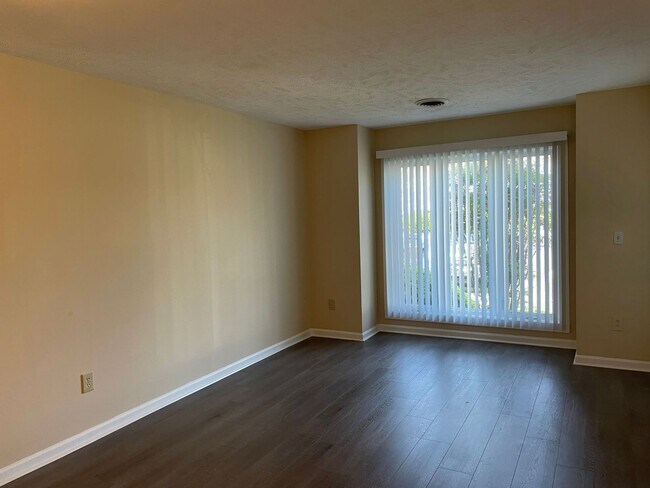 Building Photo - Nice 1 bedroom/1 bath unfurnished first fl...