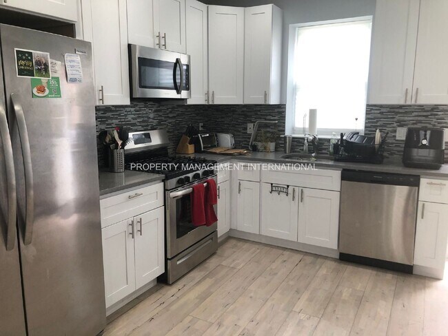 Building Photo - Beautiful 3 bedroom home with main bedroom...