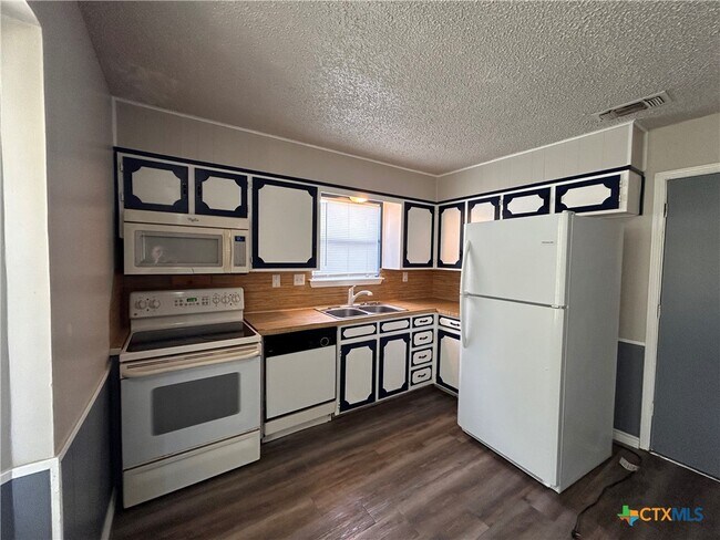 Foto del edificio - 2204 Lamplight Dr