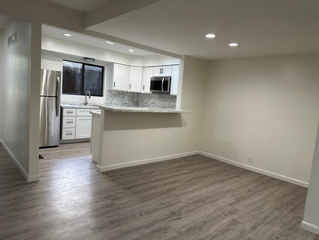 Building Photo - Beautifully Updated Townhome in Kirkwood