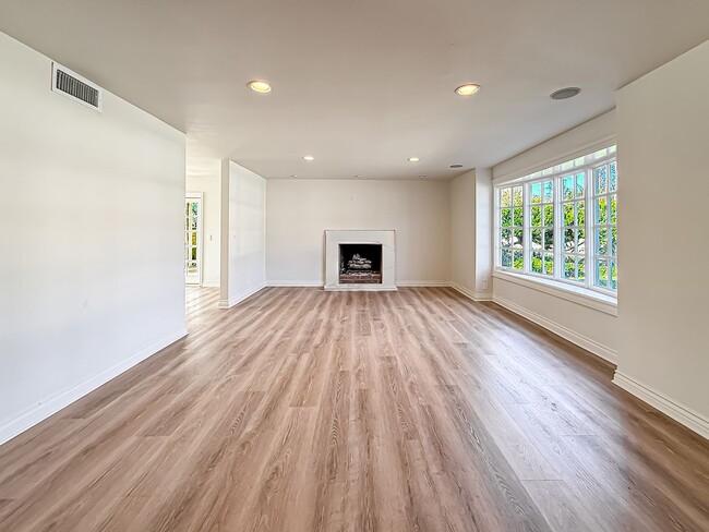 Building Photo - Upgraded Calabasas 4BR w/pool + spa, views + solar panels!