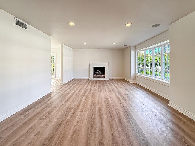 Foto del edificio - Upgraded Calabasas 4BR w/pool + spa, views + solar panels!