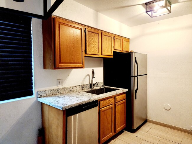 Building Photo - 2 Bedroom Condo near GCU!