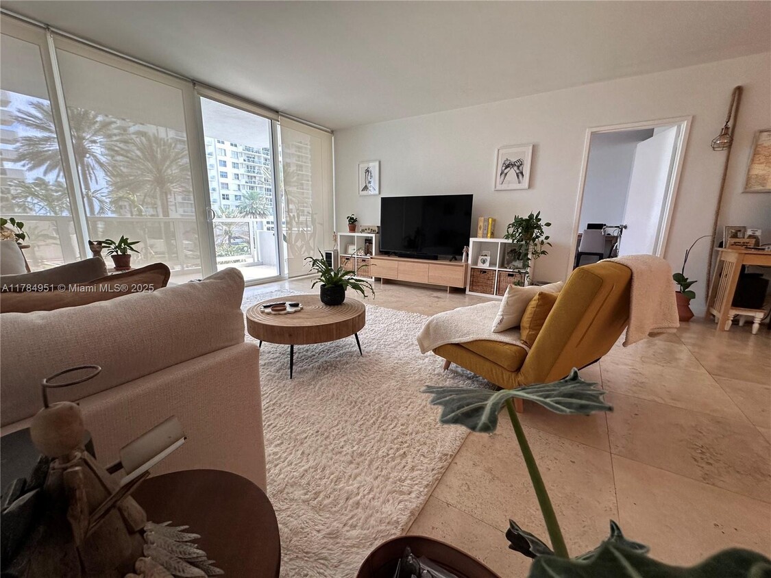 Primary Photo - 5700 Collins Ave
