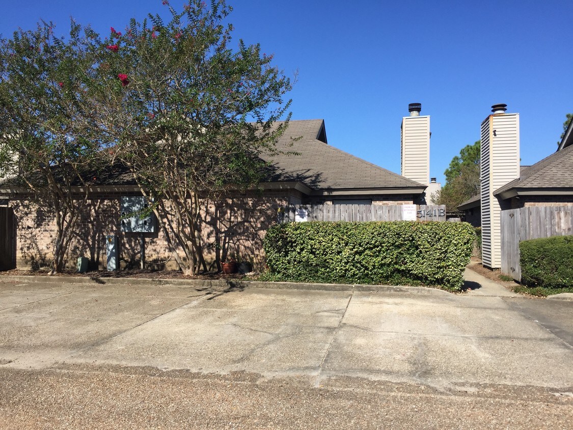 Private Parking - 5141 Everett Ln