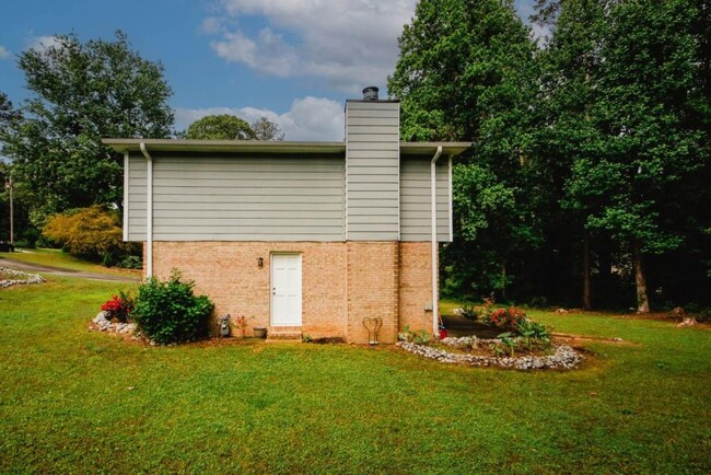 Building Photo - 4033 Scenic Mountain Dr SW