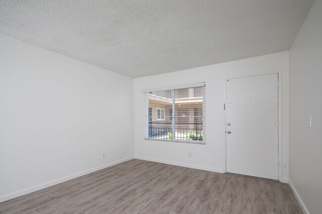Foto del edificio - Crown Point 1 Bed/1 Bath w/ Parking, On-SIte Laundry, and Pool!